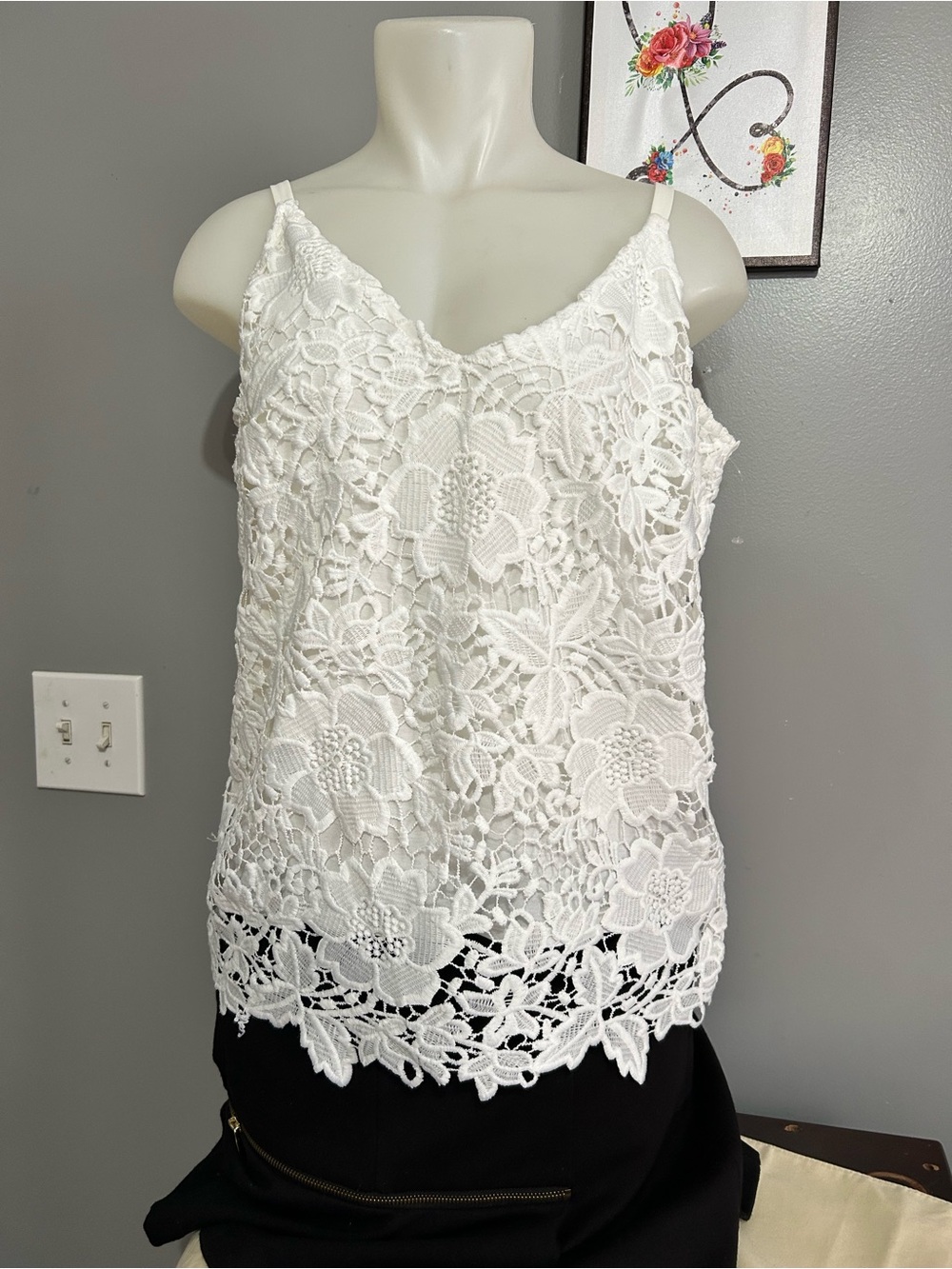 White House Black Market White Floral Allover Lace Camisole Top V Neck Lined SzM